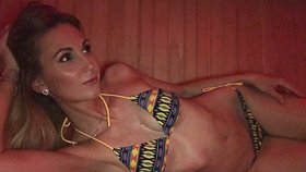 Sandra Parmová se místo na slunku vyhřívá v sauně