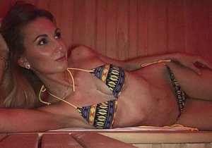 Sandra Parmová se místo na slunku vyhřívá v sauně