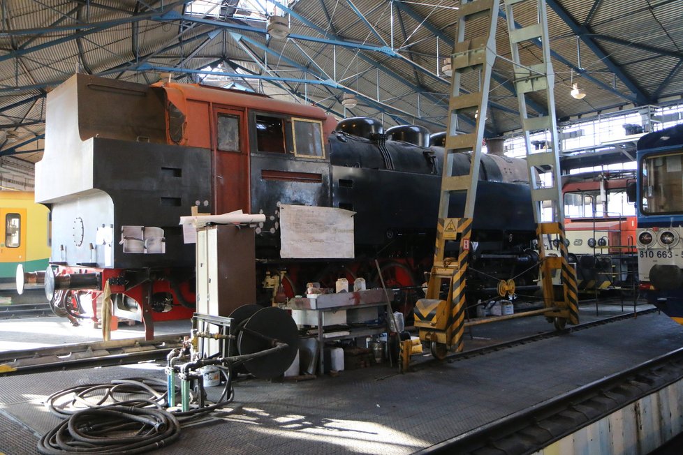 Parní lokomotiva 1435 EP 1000 ČKD se nachází v lokomotivním depu ve Veselí nad Moravou.