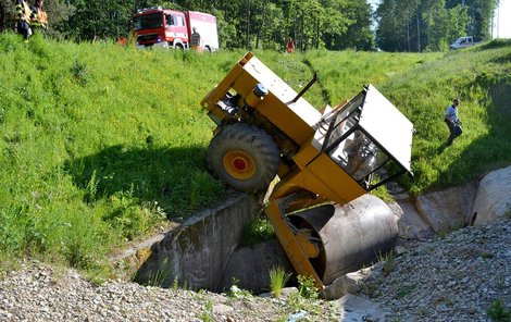 Řidič může mluvit o štěstí, že se válec nepřevrátil na střechu a nerozmačkal ho.