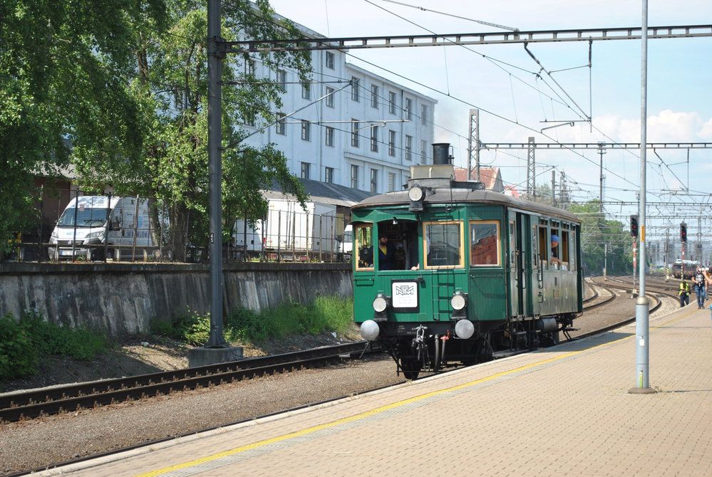 Parní vůz Komarek byl slavnostně vrácen tam, kam patří - na koleje!