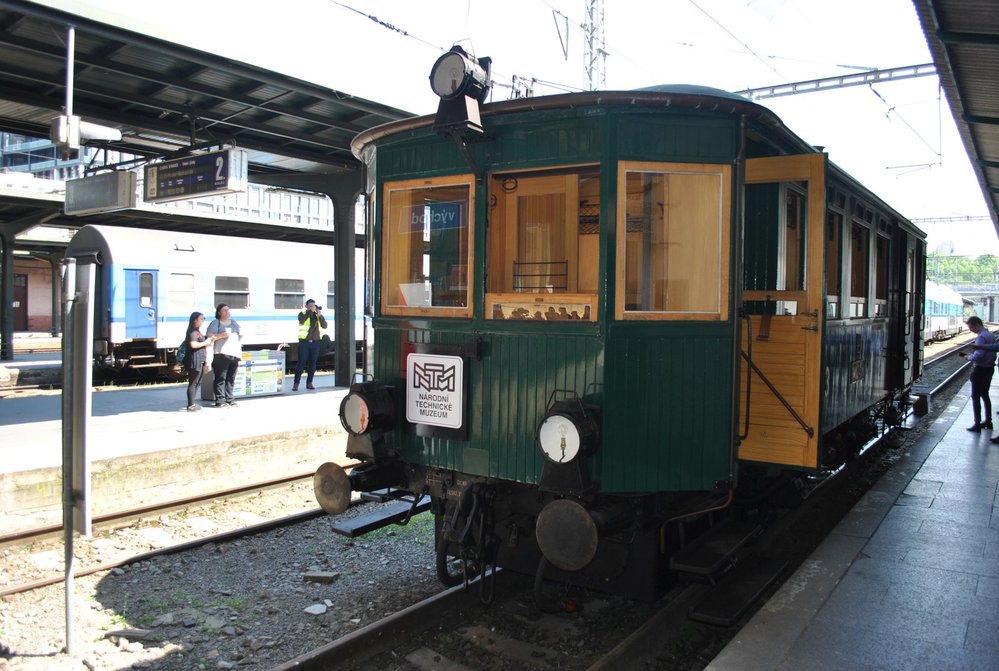 Parní vůz Komarek byl slavnostně vrácen tam, kam patří - na koleje!