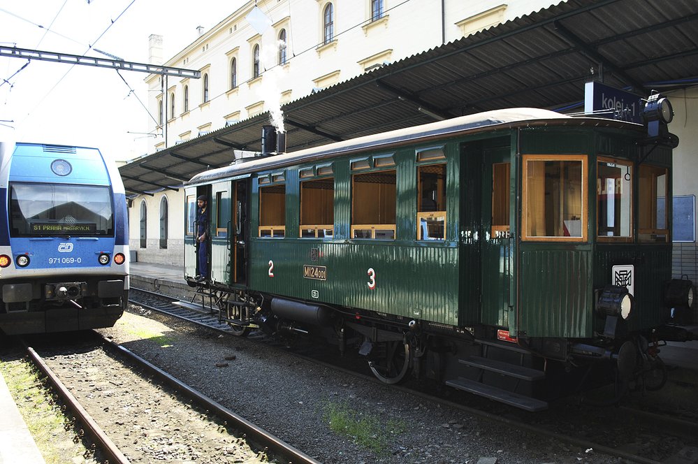 Parní vůz Komarek byl slavnostně vrácen tam, kam patří - na koleje!