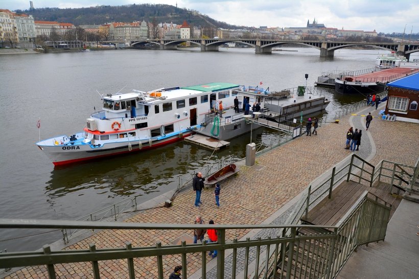 Parník vyplouvá z Rašínova nábřeží.