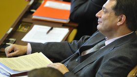 Sebejistota Jiřího Paroubka je nebetyčná. Z každého jeho gesta čiší ironický, pohrdlivý smích.