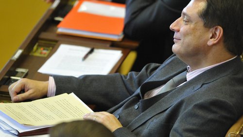 Sebejistota Jiřího Paroubka je nebetyčná. Z každého jeho gesta čiší ironický, pohrdlivý smích.