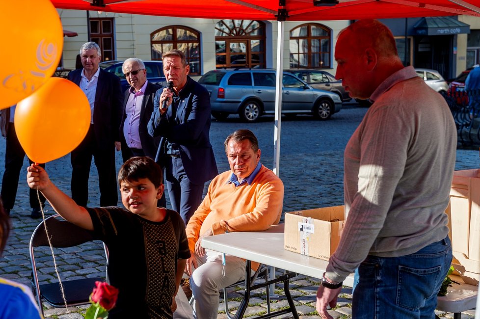 Bývalý premiér a předseda ČSSD Jiří Paroubek se zúčastnil 1. října 2020 předvolebního setkání ČSSD s voliči na Zámeckém náměstí v Teplicích před volbami do zastupitelstva Ústeckého kraje.