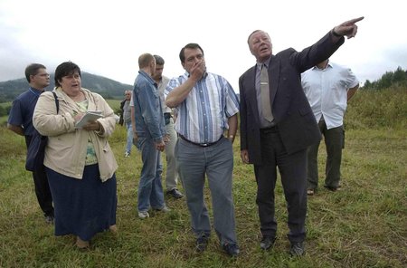 Premiér Jiří Paroubek si v roce 2005 prohlédl pozemky údajně poškozené účastníky víkendové technoparty CzechTek u Mlýnce na Tachovsku.