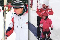 Paroubkovi na lyžích: Petra učí dceru, Jirka maže a jede
