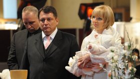 Paroubková s luxusně oblečenou dcerou při křtu