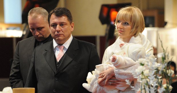 Paroubková s luxusně oblečenou dcerou při křtu