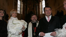 Manželé Paroubkovi s dcerou Margaritou a biskupem Janem Hradilem nemohli tušit, jaká mela se po křtu semele
