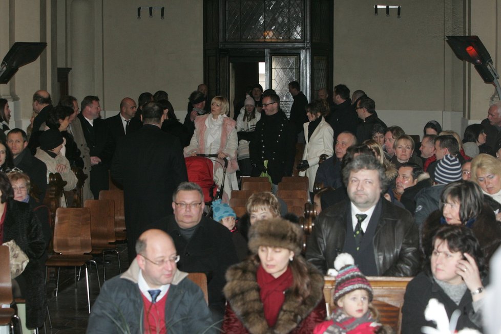 Paroubkovi přicházejí s Margaritou do kostela