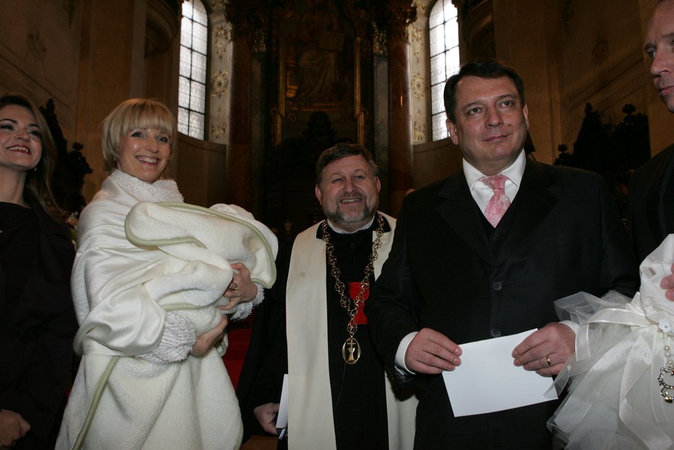 Manželé Paroubkovi s dcerou Margaritou a biskupem Janem Hradilem