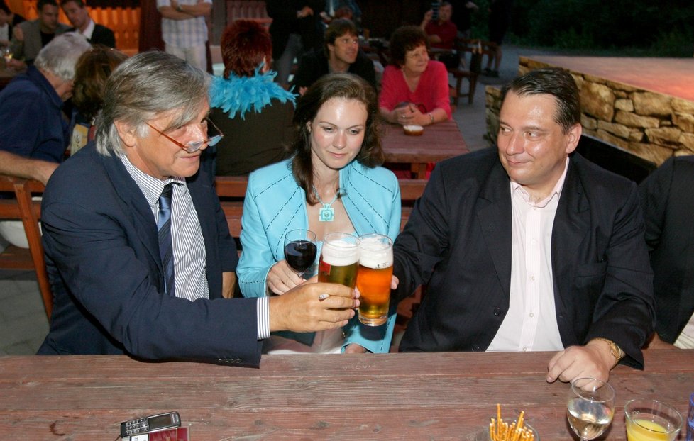 V roce 2006 vzal Jiří Paroubek Lucie Orgoníkovou jako svou mluvčí na pivo s Jiřím Bartoškou v rámci MFF v Karlových Varech