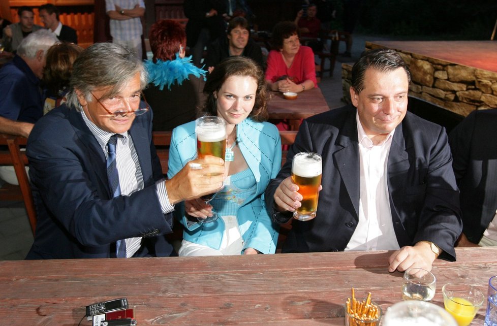 V roce 2006 vzal Jiří Paroubek Lucie Orgoníkovou jako svou mluvčí na pivo s Jiřím Bartoškou v rámci MFF v Karlových Varech