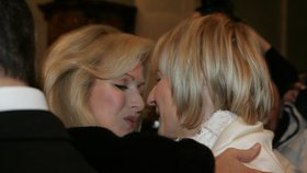 Setkání blondýn aneb Kateřina Brožová v objetí s Petrou Paroubkovou 