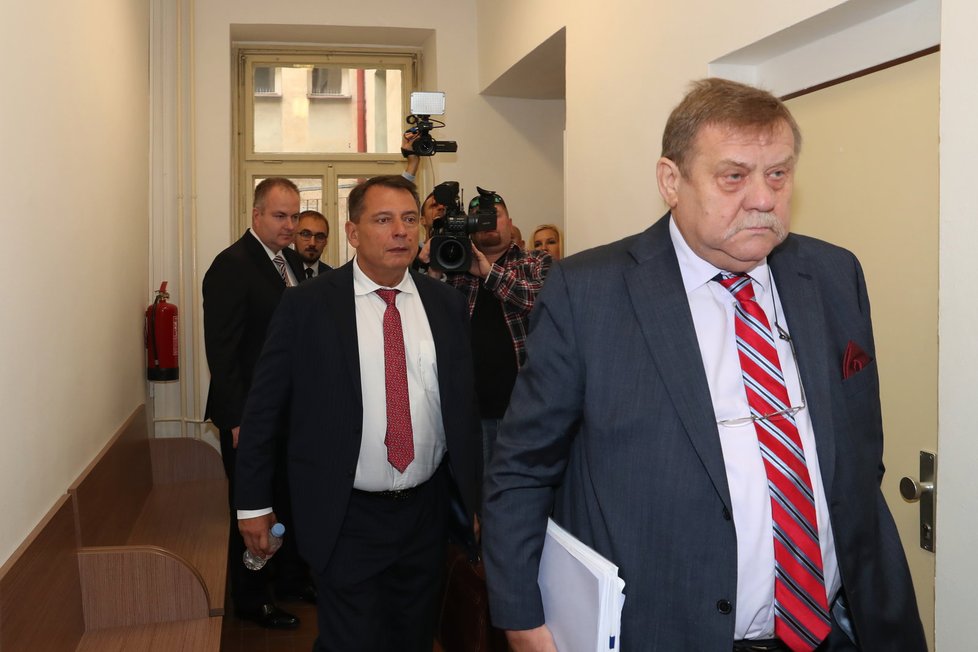 Jiří Paroubek u soudu s manželkou Petrou Paroubkovou