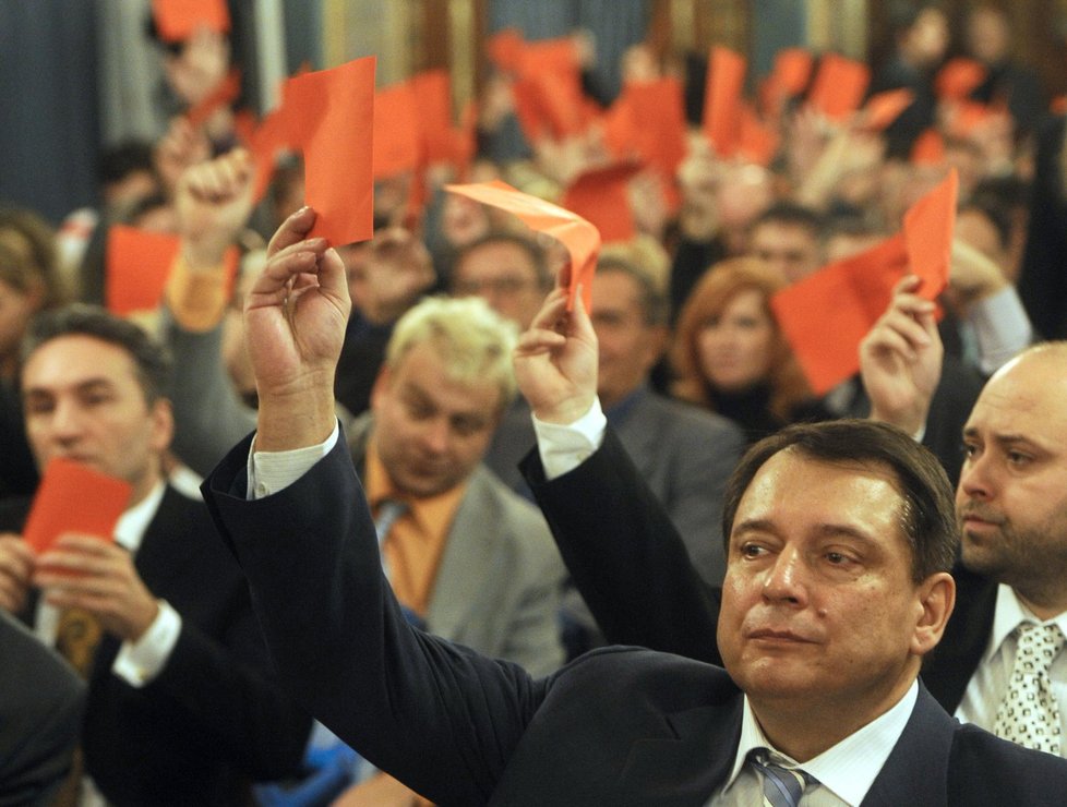 Delegáti hlasovali za pomoci oranžových hlasovacích lístků. Téhle barvě zůstal Jiří Paroubek věrný