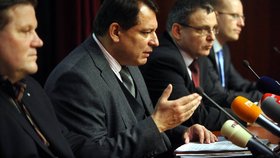 Jiří Paroubek promlouvá na zasedání ČSSD před jednáním o vyslovení nedůvery vládě.