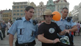 Mladík se v rámci nové tradice snažil předsedu ČSSD trefit vejcem... Minul a byl zadržen policií.