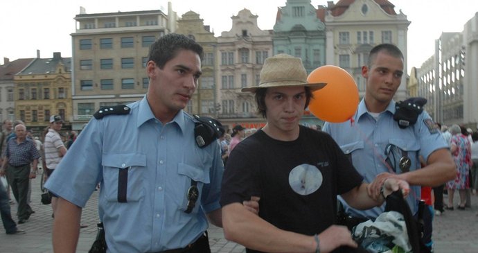 Mladík se v rámci nové tradice snažil předsedu ČSSD trefit vejcem... Minul a byl zadržen policií.