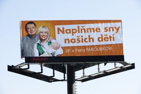 Jiří Paroubek se na předvolebním billboardu objevil s manželkou Petrou i s dcerou Margaritou