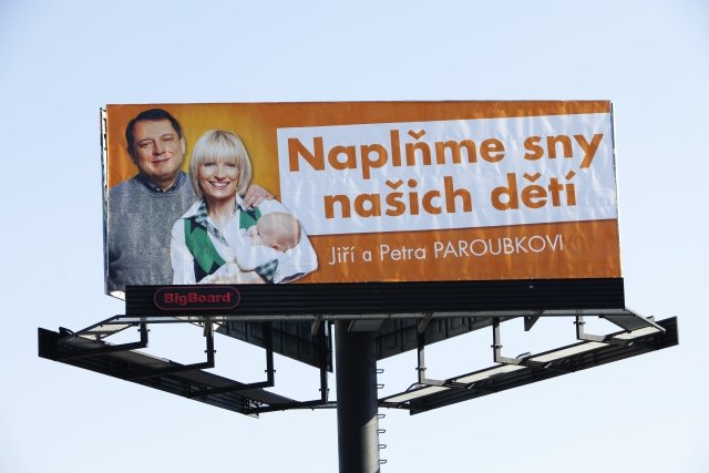 Jiří Paroubek se na předvolebním billboardu objevil s manželkou Petrou i s dcerou Margaritou.