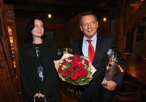 Jiří Paroubek s novou partnerkou na narozeninách Františka Janečka