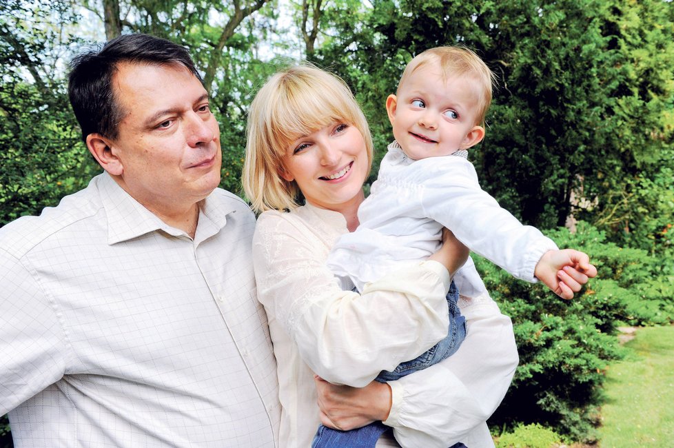 Manželé Paroubkovi zařizují pokoj pro svoji skoro dvouletou dceru