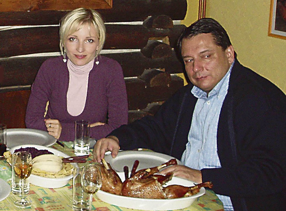 Na archivním snímku Jiří Paroubek s paní Petrou a křupavou pečínkou.