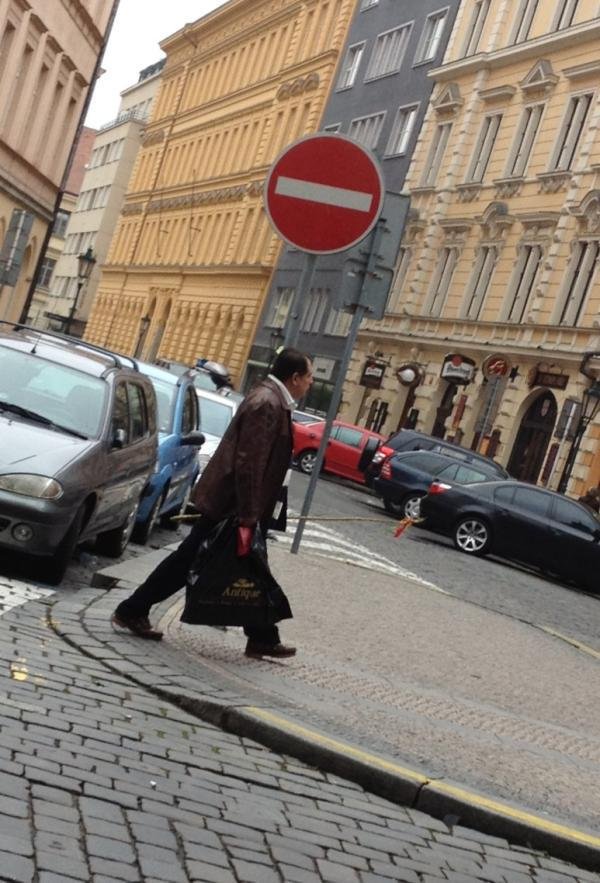 Jiří Paroubek chodí po Praze rád sám - tady momenta z předvelikonočního času