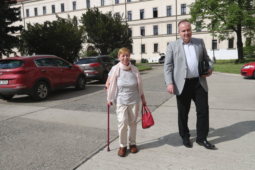 Paroubka k soudu přišla podpořit i první exmanželka Zuzana.