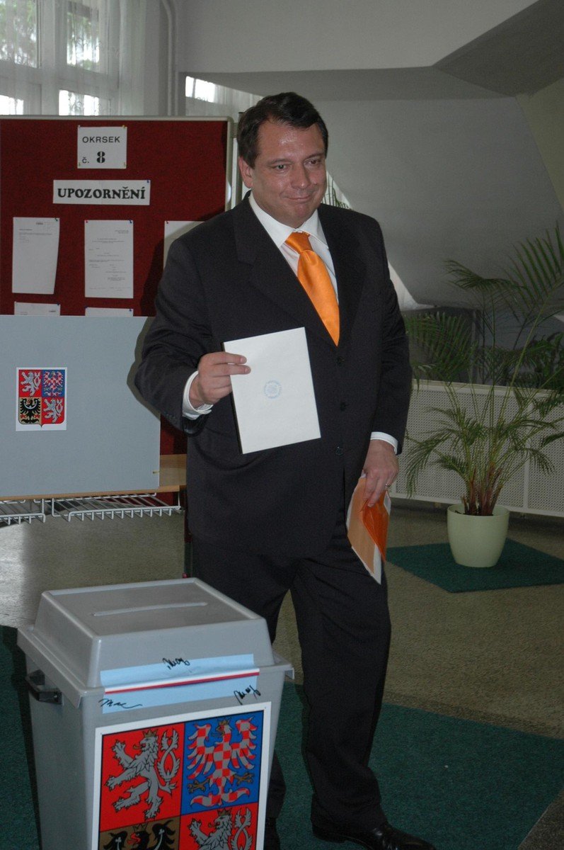 „Očekávám velké vítězství,“ mýlil se Jiří Paroubek ve volební místnosti.