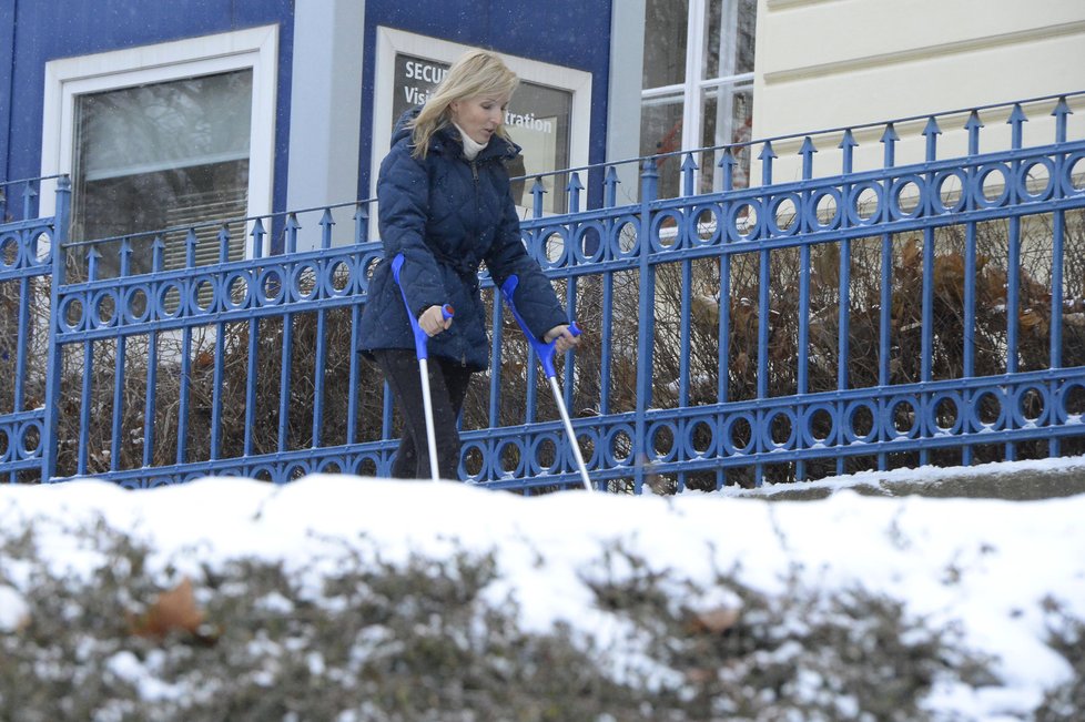 Petra Paroubková se po úrazu musí pohybovat pomocí francouzských holí.