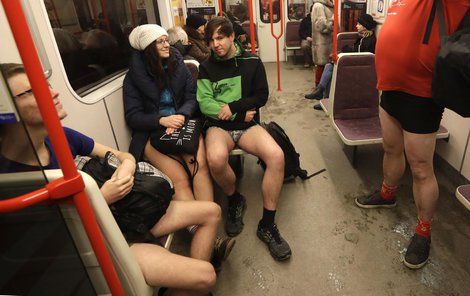 Skupinka bez kalhot se včera také projela pražským metrem.