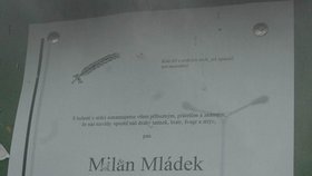 V textilce visí smuteční parte s oznámením smrti ředitele tkalcovny Milana Mládka