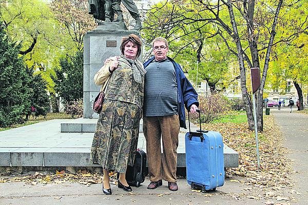 Manželé Kypří, těžko byste pod maskami hledali Ondřeje Sokola (on) a Martina Fingera (ona).