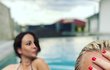 Martina Pártlová s Veronikou Arichtevou blbly u bazénu a pořídily hodně vtipné fotky