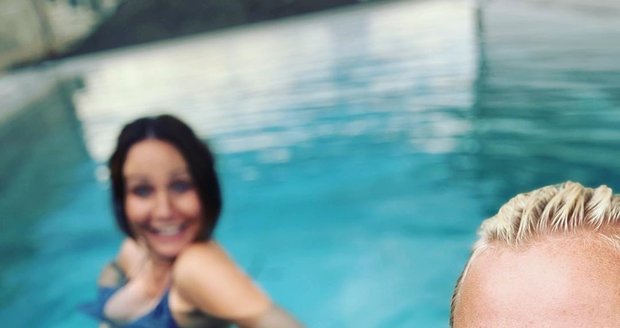 Martina Pártlová s Veronikou Arichtevou blbly u bazénu a pořídily hodně vtipné fotky.