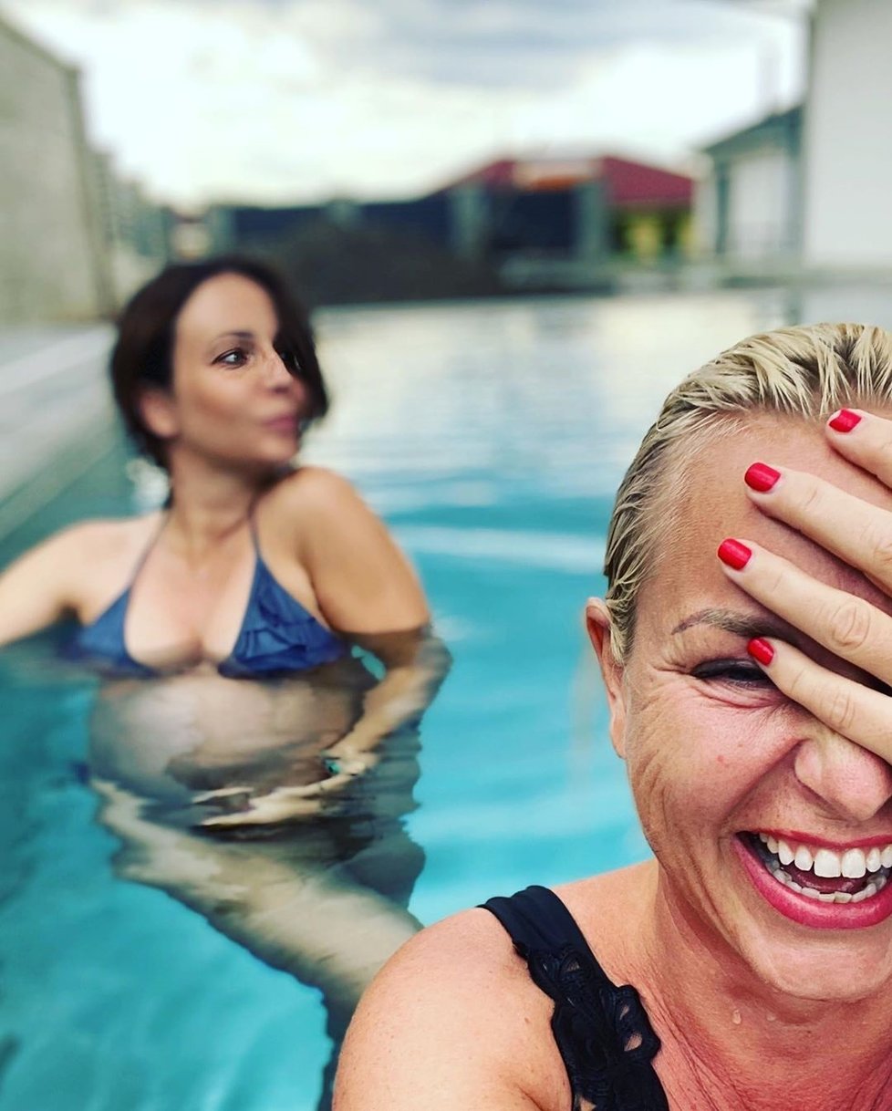 Martina Pártlová s Veronikou Arichtevou blbly u bazénu a pořídily hodně vtipné fotky.