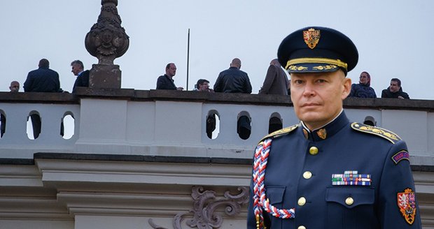 Na party v Dukově paláci byl i šéf Hradní stráže, čeká ho trest. A režisér Strach se přiznal fotkou?