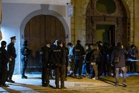 Další nelegální mejdan v centru Prahy: Na střeše Kotvy pařilo 160 lidí, i cizinci až ze Seychel