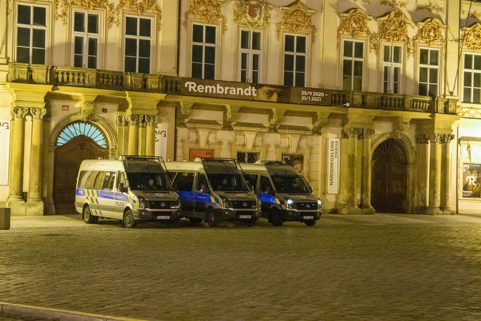 Zásah policie ukončil nelegální party v pražské Melantrichově ulici (9. 1. 2021)