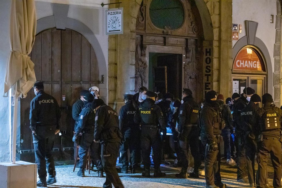 Zásah policie ukončil nelegální party v pražské Melantrichově ulici (9. 1. 2021)