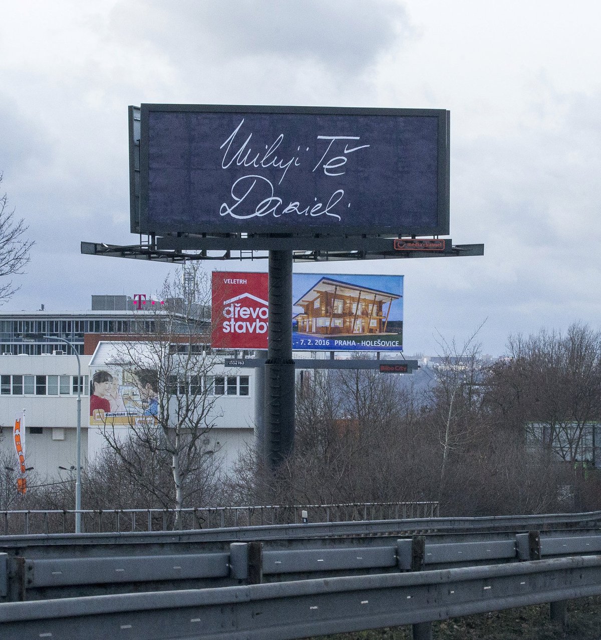 Gábina vyznala Danielovi lýásku pomocí billboardu.