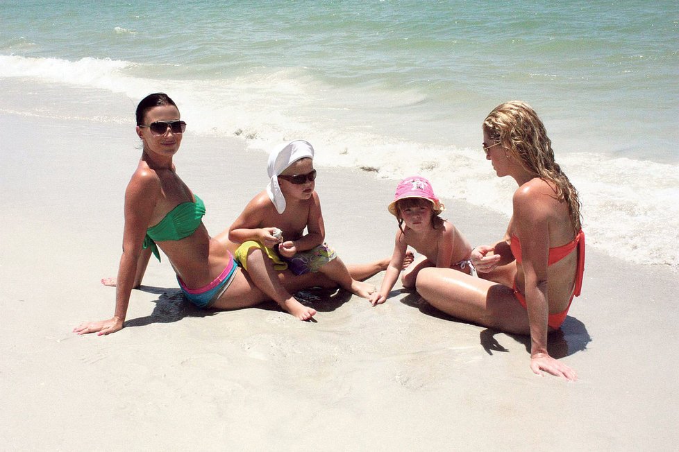 Partyšová (vlevo) pozvala Menzelovou s dcerou Aničkou na Floridu