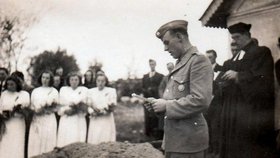 Dobové fotografie z tragédie v Javořicích, kdy došlo k podmiňování vsi režimu