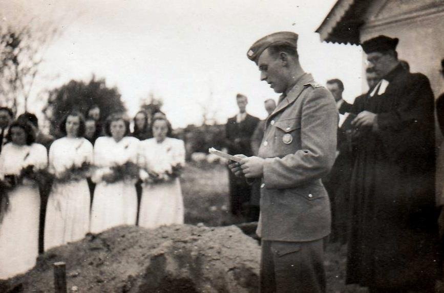 Dobové fotografie z tragédie v Javořicích, kdy došlo k podmiňování vsi režimu