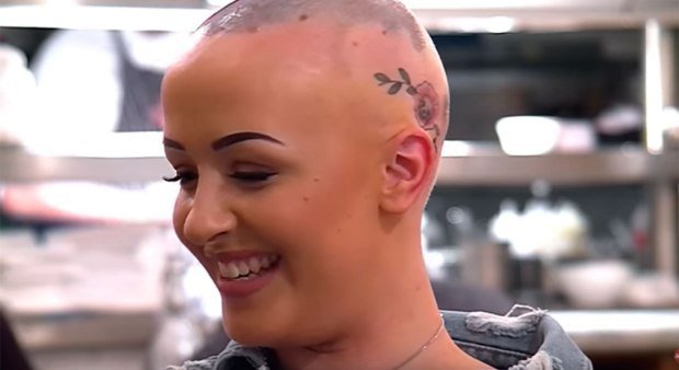 Vizážistka Eve ukázala tetování na hlavě.